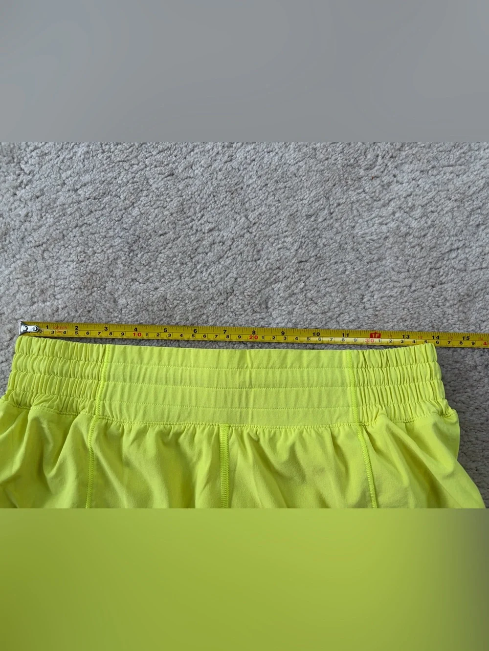 Lululemon Women’s Size 8 Hotty Hot High Rise Short 2.5" Highlight Yellow - Picture 7 of 13